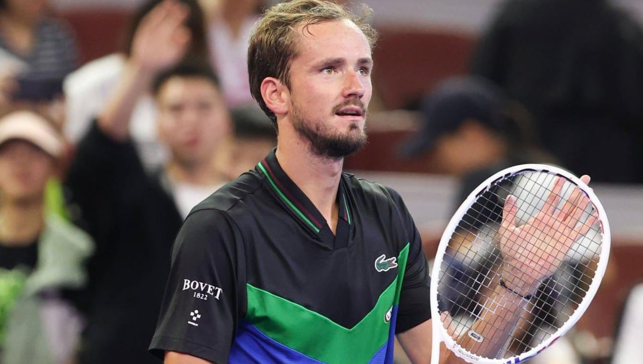 Medvedev responde con una peineta tras su derrota en el Masters 1000 de París – Bercy y se inventa una excusa