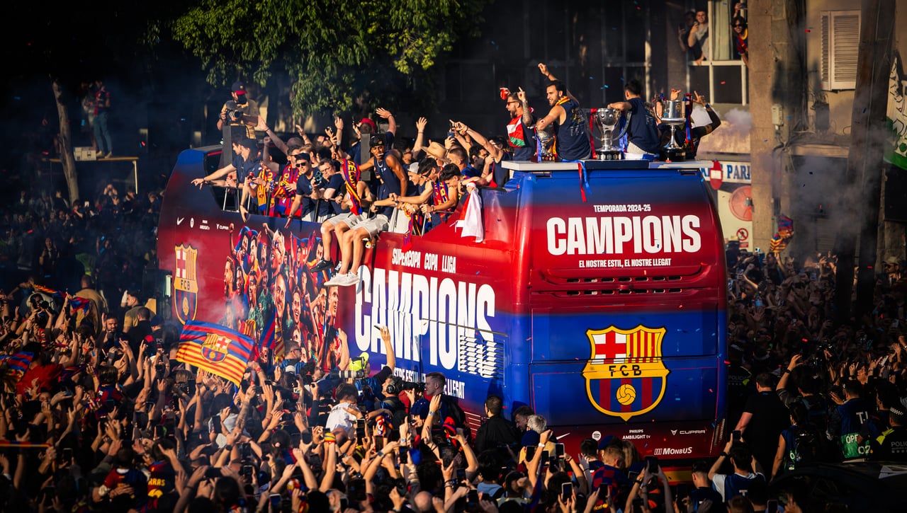 Dos jugadores del Barça se caen del autobús en plena rúa
