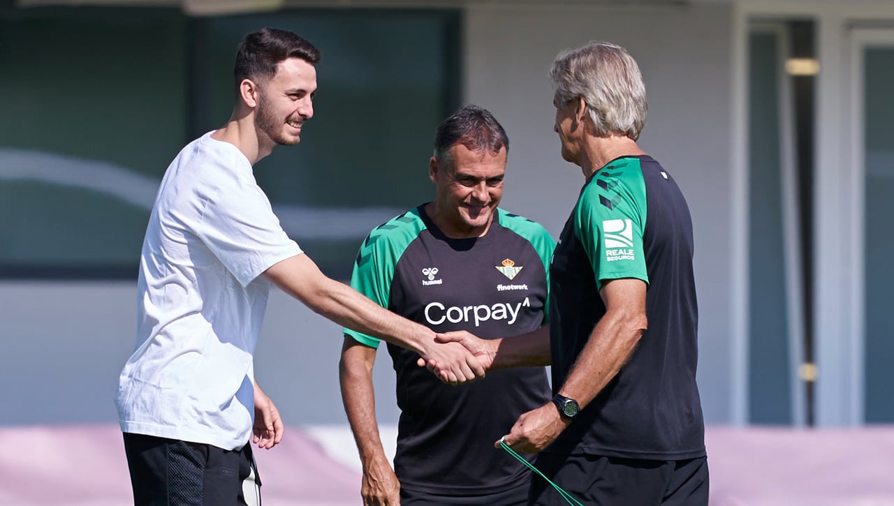 Un club de LaLiga habla con el Betis de Raúl García de Haro, cuya venta se antoja inminente