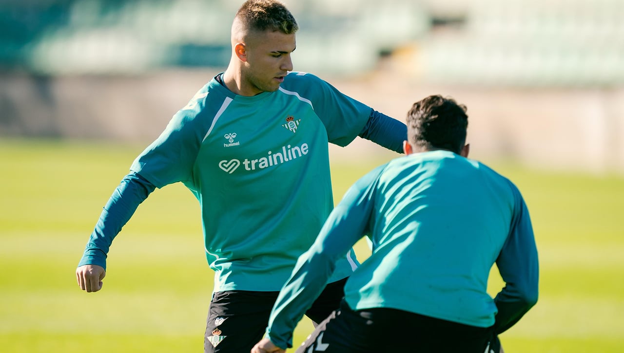 Cuatro ausencias en el Betis con una prueba pendiente para descartar problemas serios