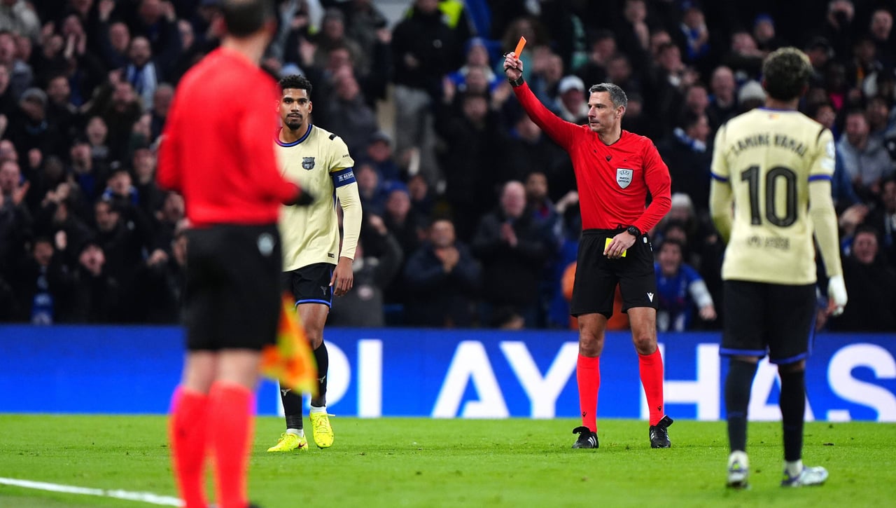 Araujo, de nuevo la mala noticia del Barça con su expulsión contra el Chelsea