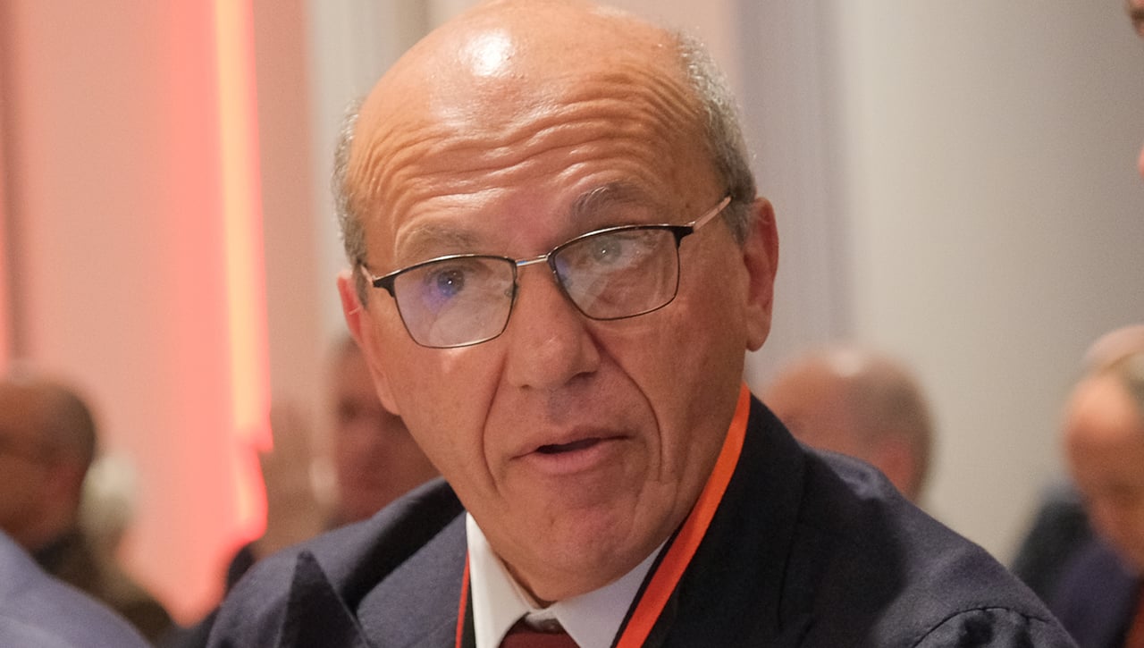 Del Nido calienta la Junta del Sevilla con dos preguntas y el sevillismo no se calla