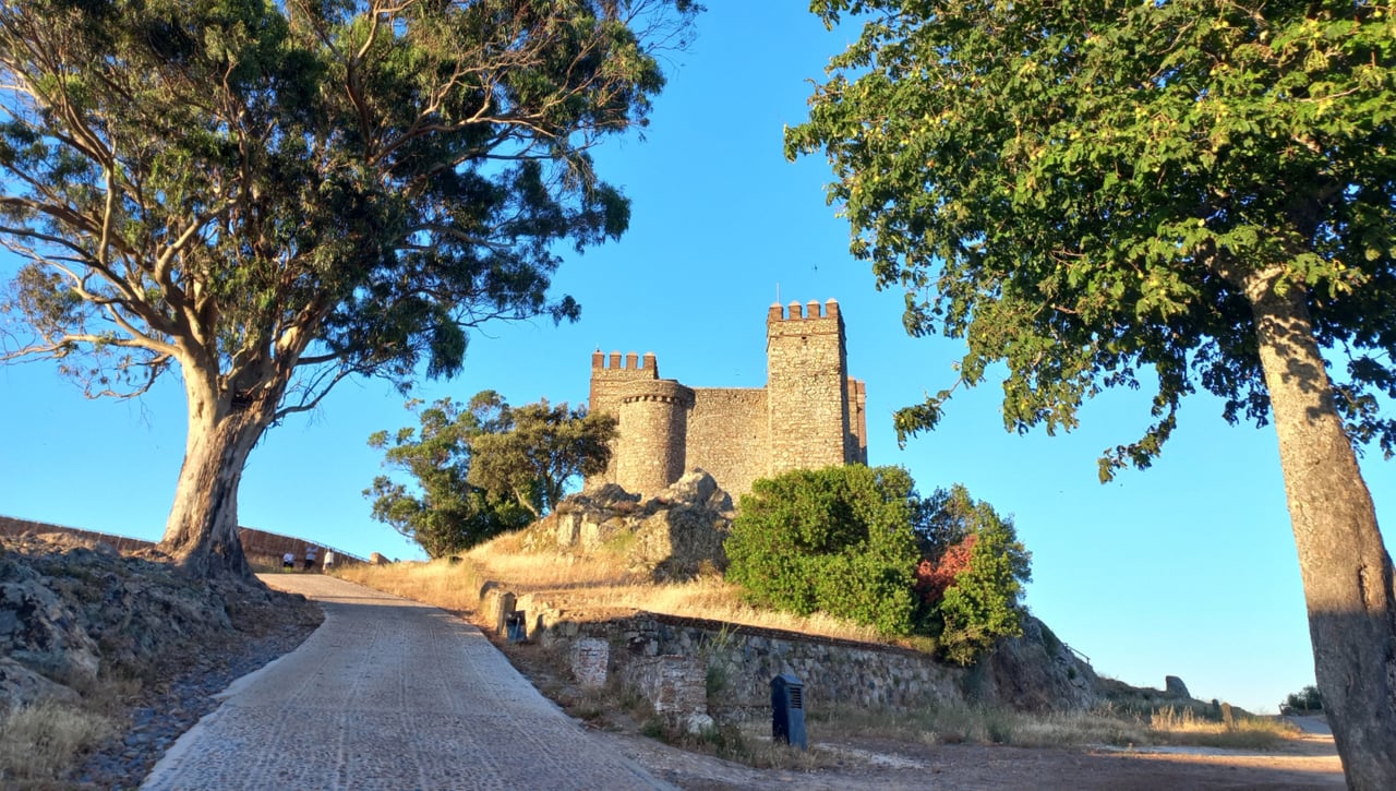 El pueblo andaluz que fue la defensa de Sevilla con su castillo