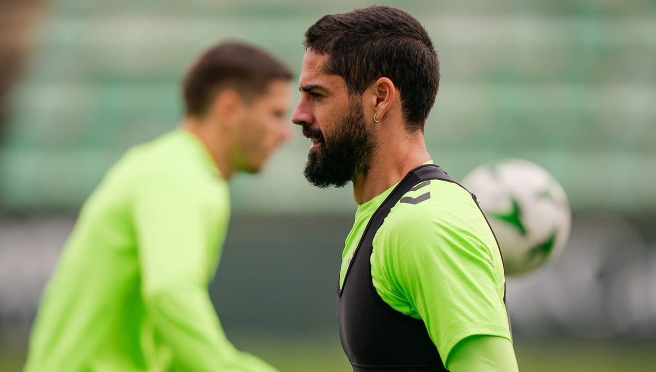 El Betis vuelve al trabajo con euforia, bajas importantes y un debate sobre Pablo García 