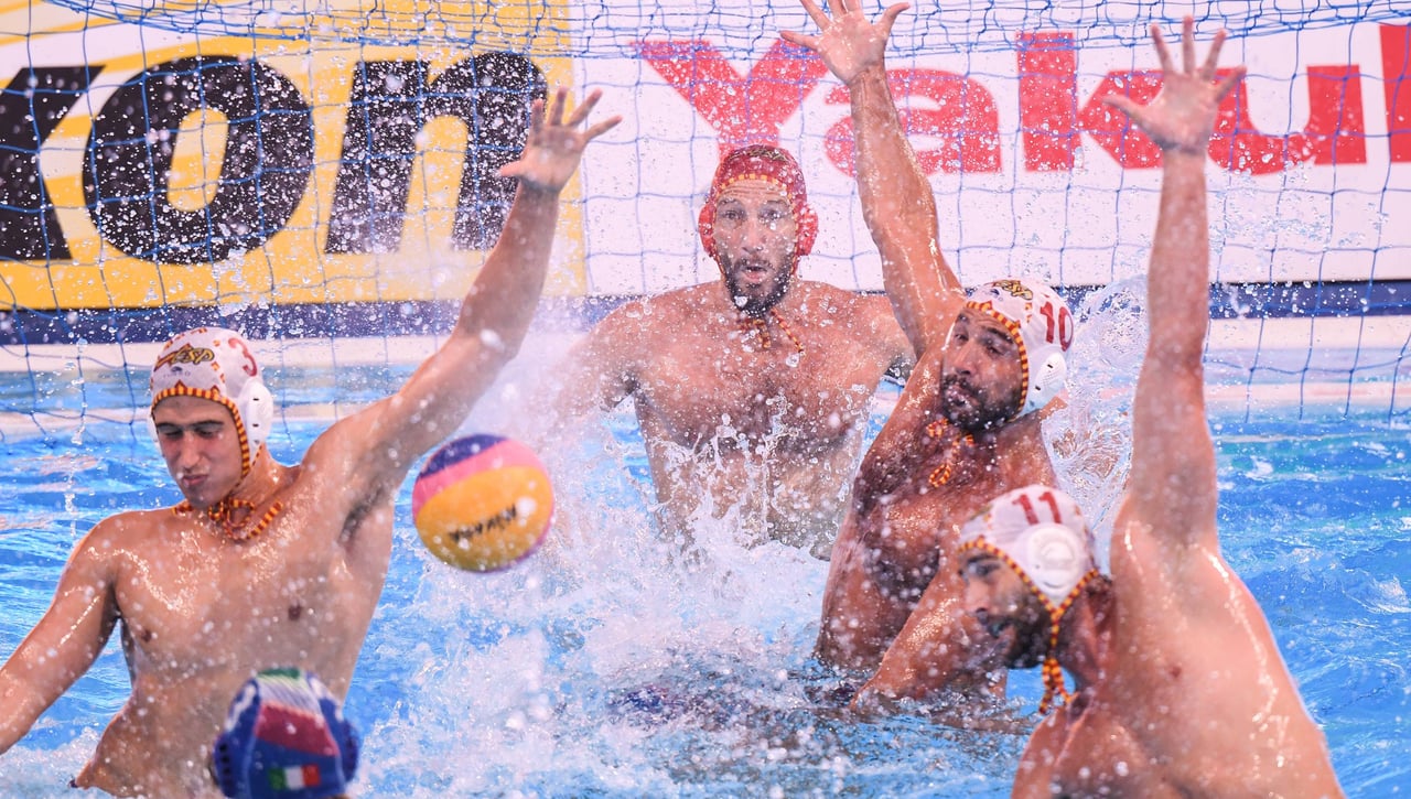 España convence ante Montenegro y acaricia el título