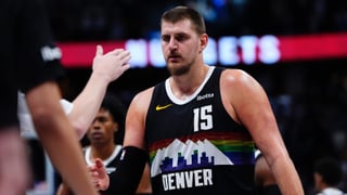 Nikola Jokic regresa a lo grande y Stephen Curry se cae por el camino