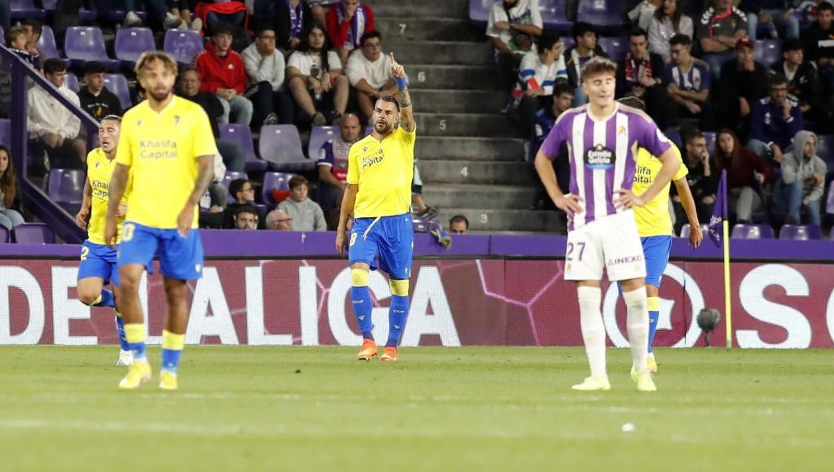 Negredo renueva con el Cádiz hasta 2024