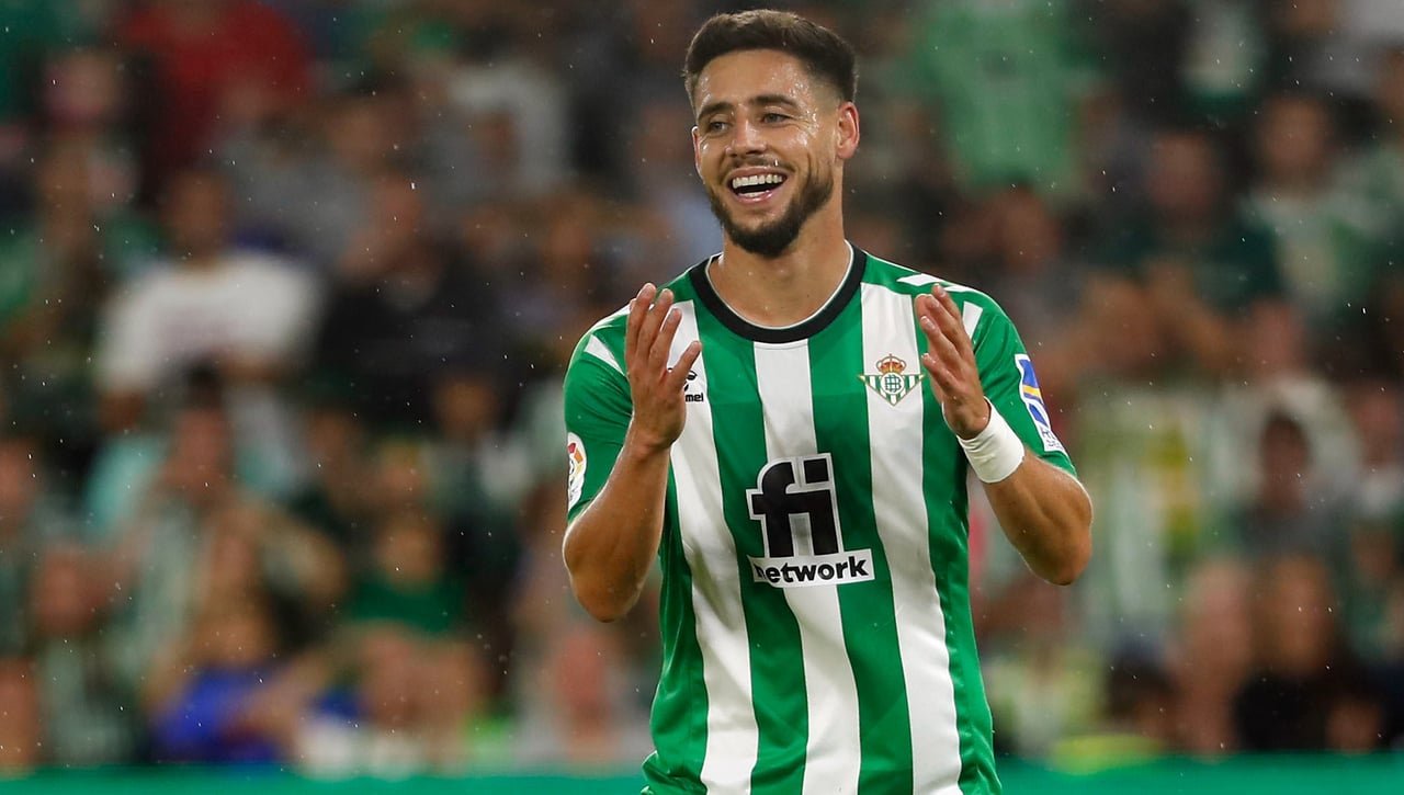 Álex Moreno, a punto de ser del Aston Villa, no viaja con el Betis a la Supercopa
