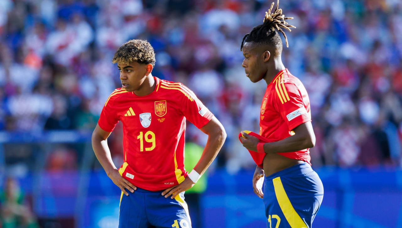 Lamine Yamal pica a Nico Williams