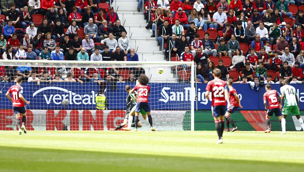 Osasuna 3-2 Betis: Demasiado lastre para evitar un inoportuno frenazo