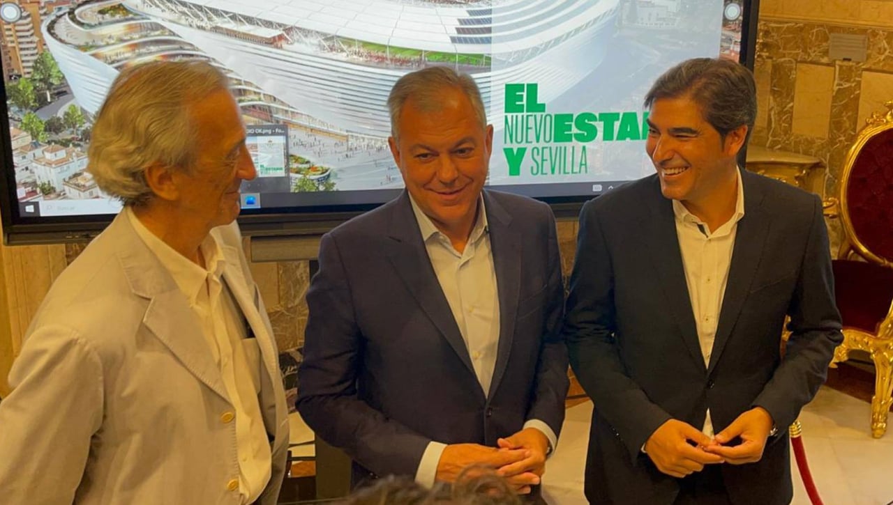 El Betis presenta en el Ayuntamiento su nuevo estadio y el alcalde le hace una promesa a los béticos