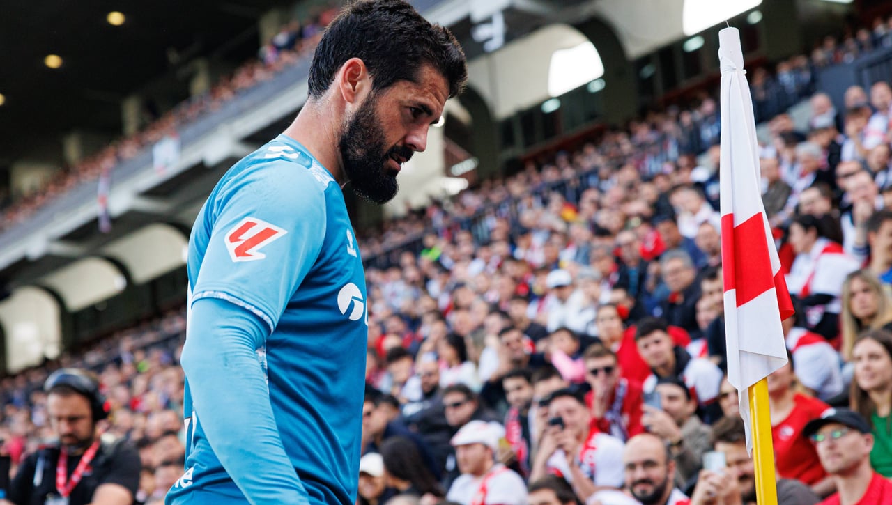 El mensaje del Málaga a Isco Alarcón y el apoyo de la plantilla del Betis a su capitán