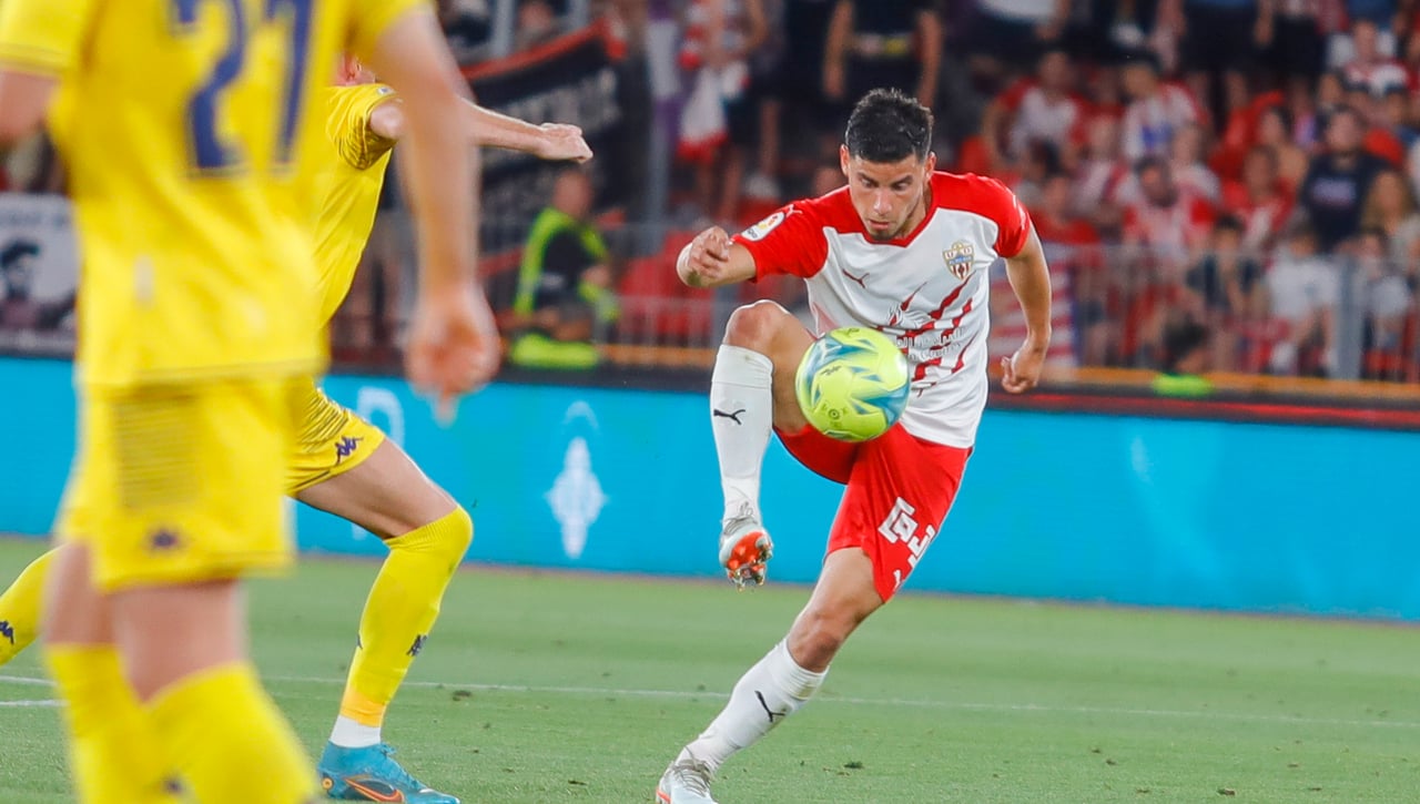 Lucas Robertone observa la situación del Almería como un desafío