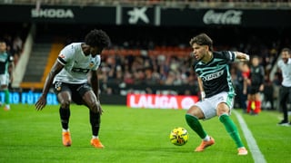 Un tobogán de sensaciones para Ez Abde en Mestalla: pifia, asistencia, amago de agresión e insultos racistas