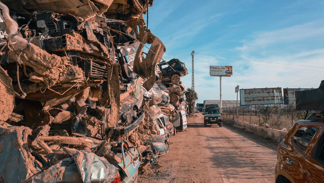 El Valencia reconstruye un estadio arrasado por la DANA