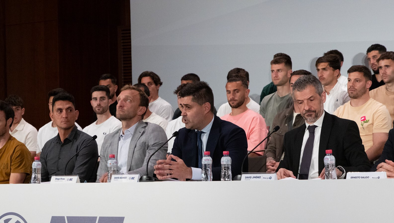 Bombazo en Primera RFEF que afecta a Deportivo de la Coruña y Málaga