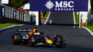 Fernando Alonso la lía en la fiesta de Verstappen