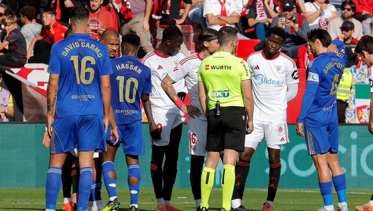 El controvertido audio del VAR que pudo perjudicar al Sevilla contra el Oviedo: "Dame la imagen más atrás"