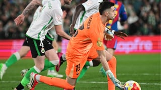 Racing 0-2 Barcelona: Flick no entiende de rotaciones y Joan García evita la hazaña cántabra en El Sardinero