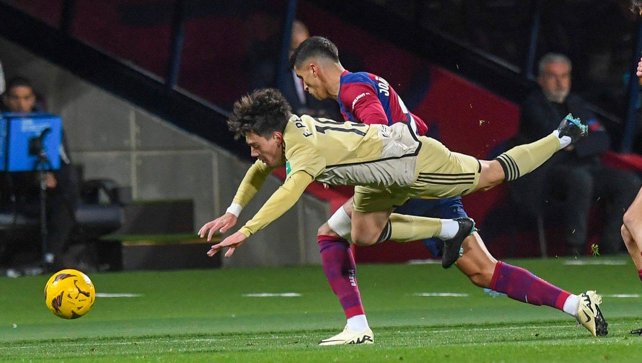FC Barcelona 3 - 3 Granada CF: Lamine Yamal salva un punto en la locura de Montjuic