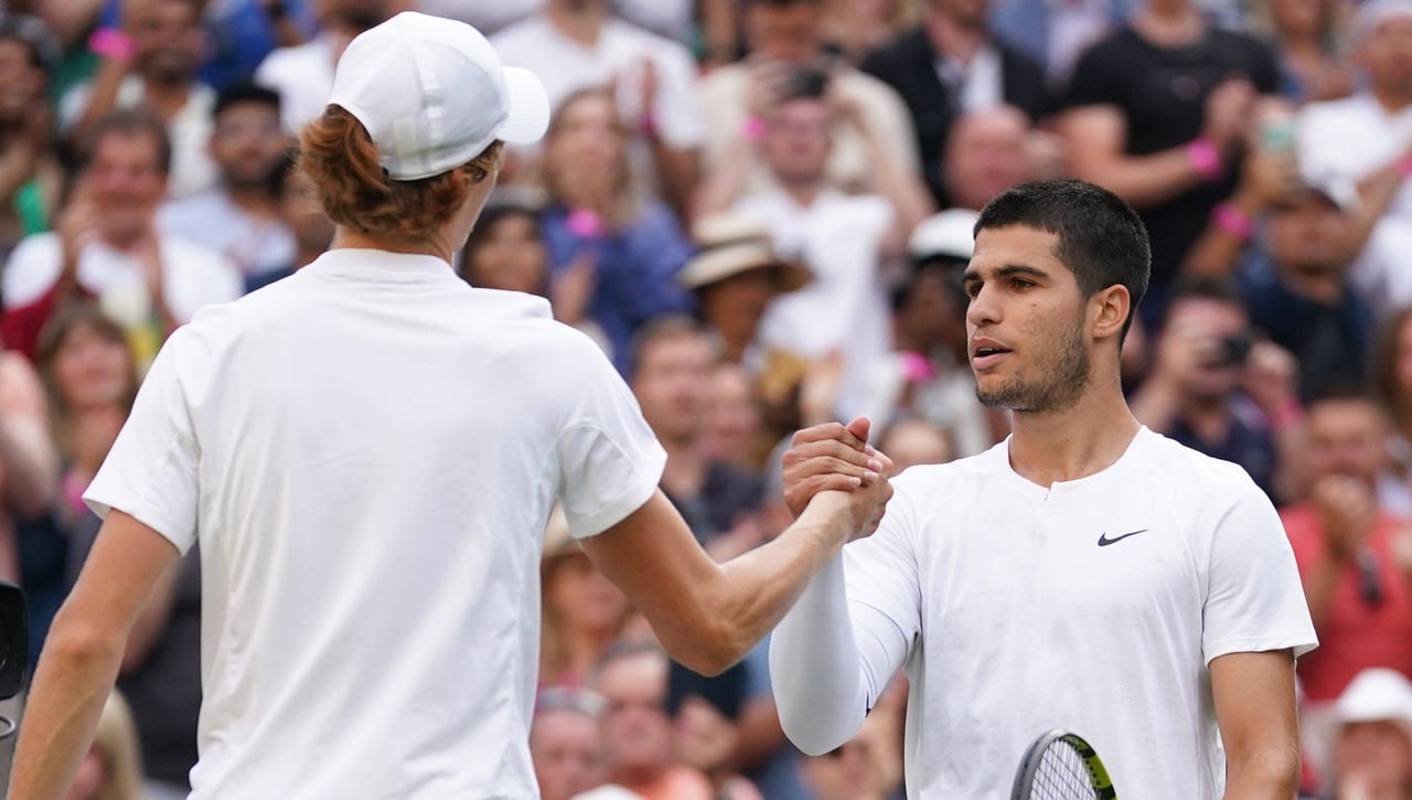 Carlos Alcaraz empieza por detrás de Jannik Sinner en la final de Wimbledon