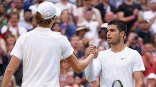 Carlos Alcaraz empieza por detrás de Jannik Sinner en la final de Wimbledon