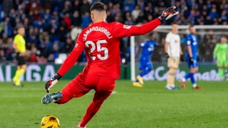 El club inglés que amenaza con llevarse a Mamardashvili del Valencia