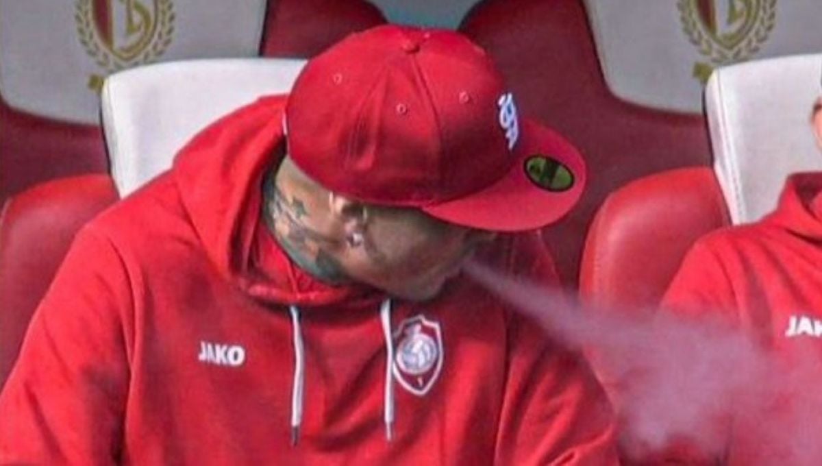 Una estrella del fútbol es pillada fumando en el banquillo 