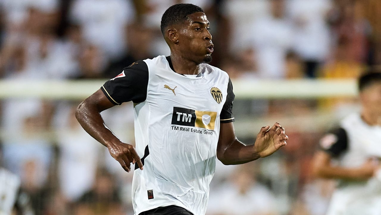 Cristhian Mosquera rechazó varias ofertas en verano para seguir en el Valencia este curso