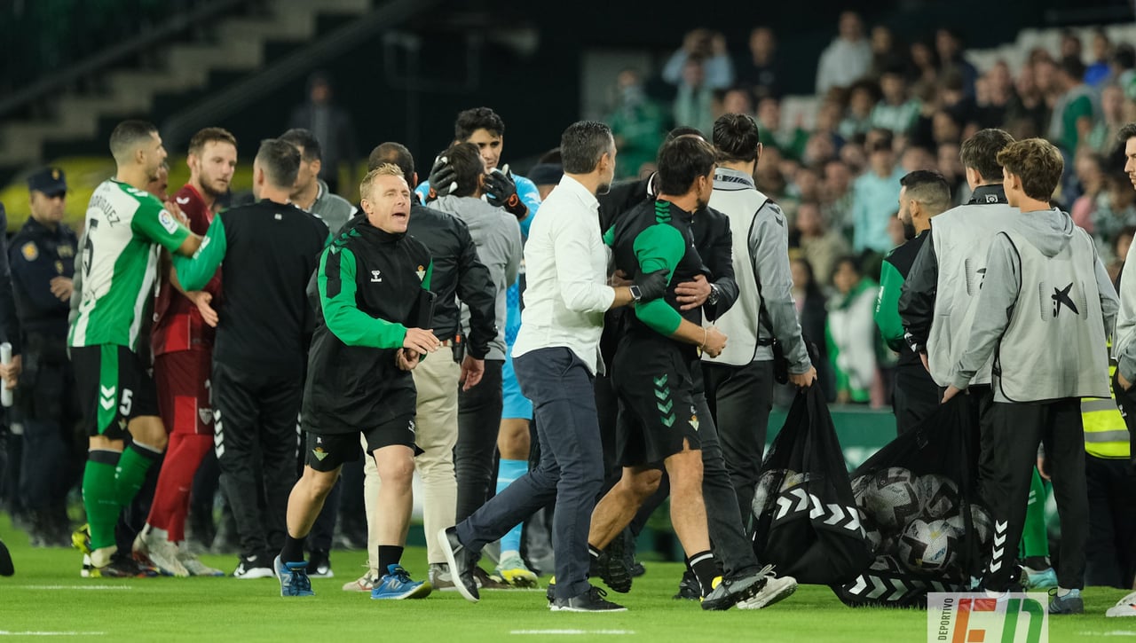 Monchi la lía en el césped y el Betis estudia denunciarlo y vetarlo