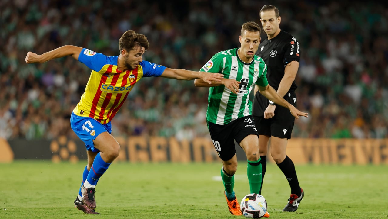 El Barça pone condiciones a la cesión de Nico y el Betis mueve ficha