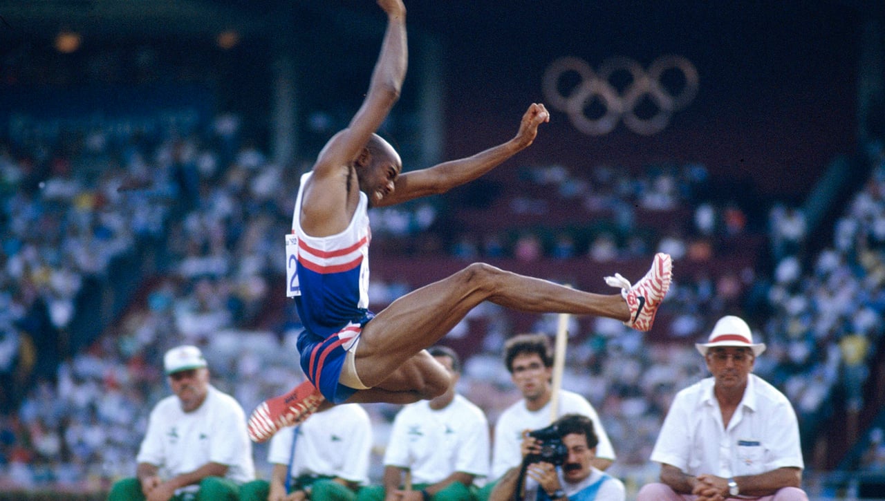 ¿Cuál es el récord del mundo de salto de longitud y quién lo tiene?