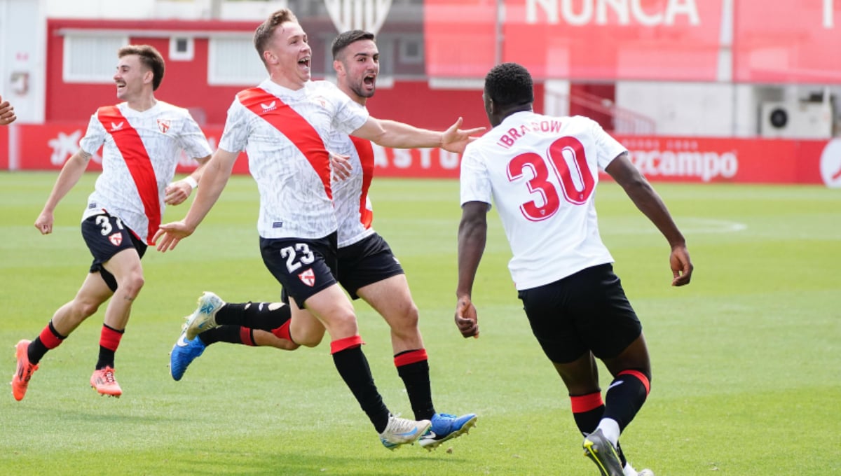 Sevilla Atlético 1-0 Atlético de Madrid B: Un golazo de Isra Domínguez pone alegría sobre el fuego