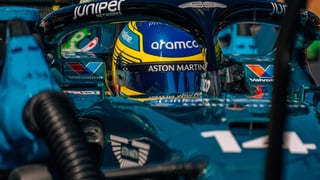 Fernando Alonso se baja del coche antes de la carrera