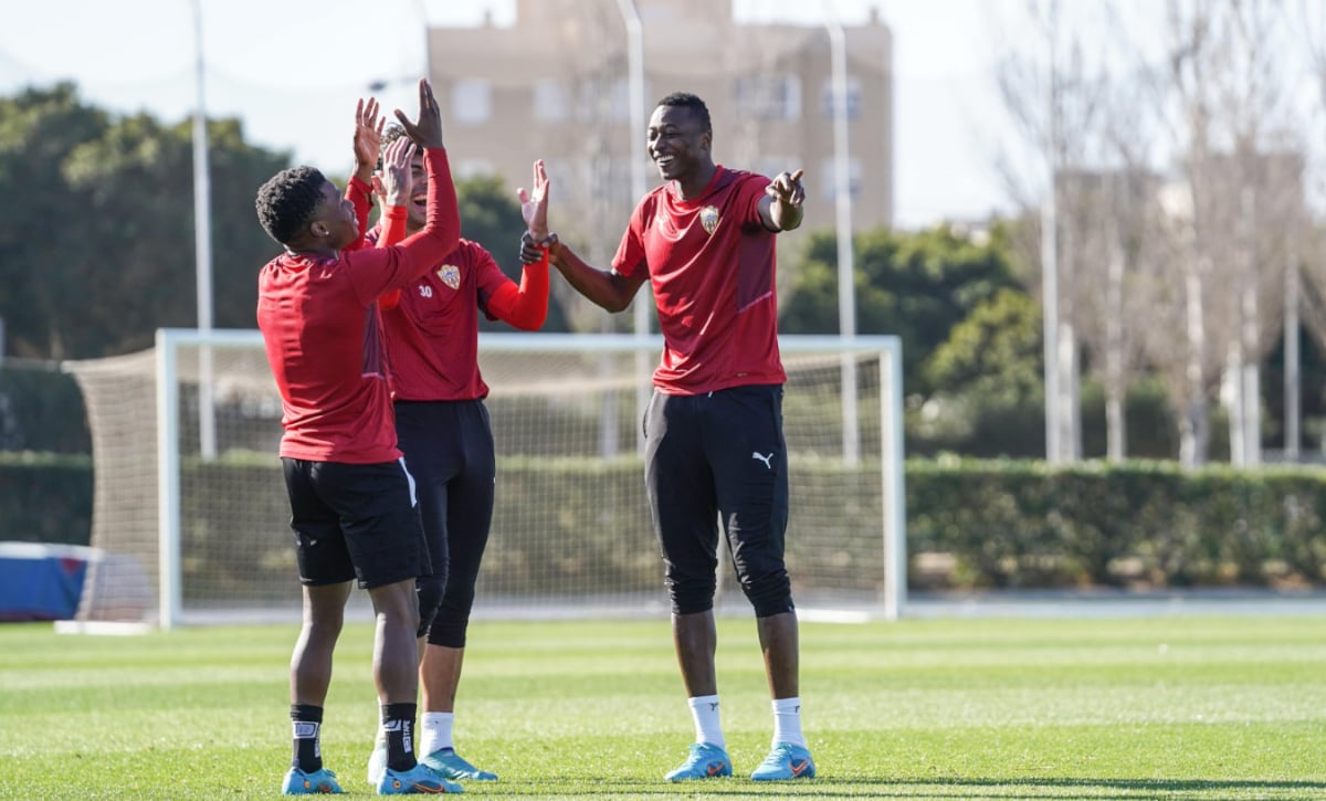 El Almería no se sube al barco del Sevilla todavía y se presenta a los entrenamientos con camisetas "del mercadillo"