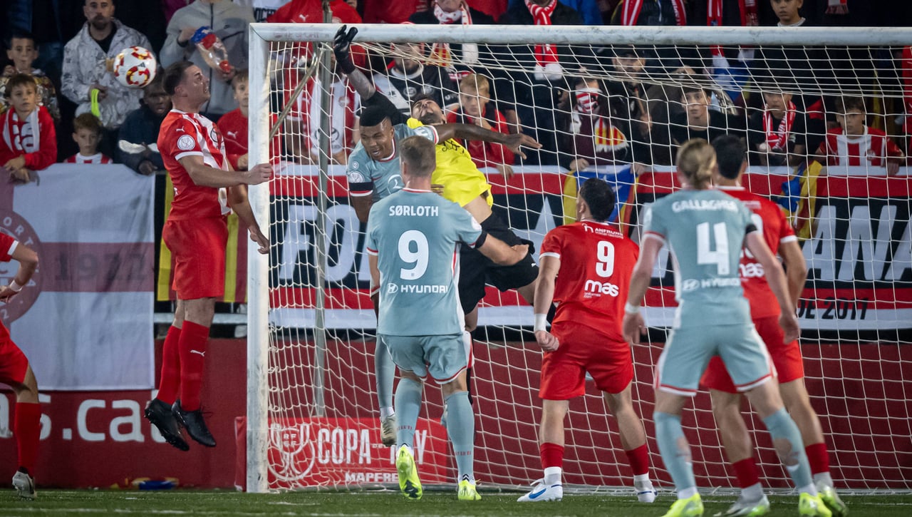 Polémica en la Copa del Rey: sin VAR, el Atlético aprovecha un inexistente penalti 