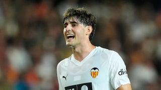 Javi Guerra supera un esperado escalón en momentos críticos para el Valencia y Carlos Corberán