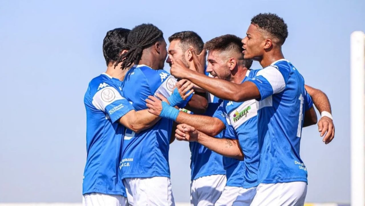 Los trabajos que "les da de comer" a los jugadores del Hernán Cortes, rival del Betis en Copa del Rey