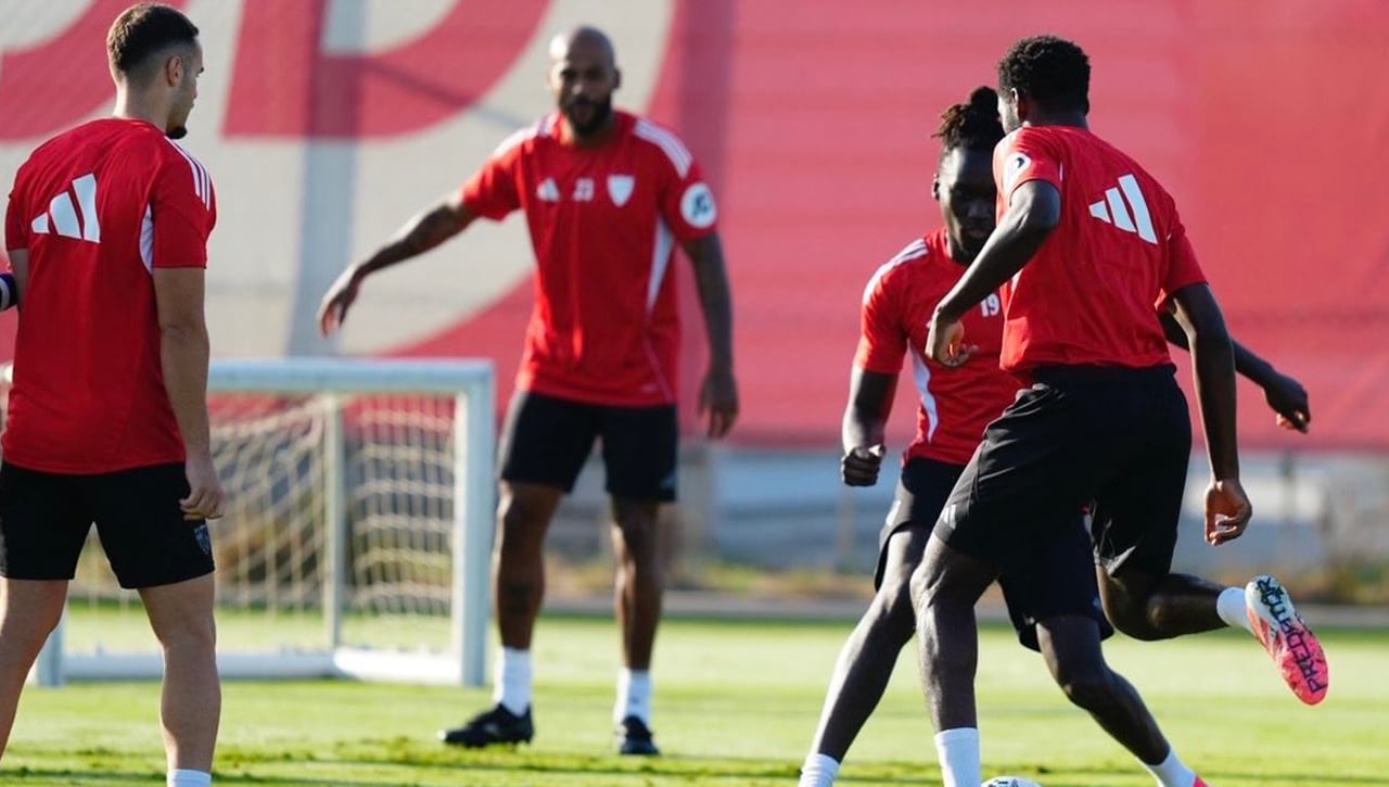Dos bajas que se alargan y una ovación emotiva en el entrenamiento del Sevilla