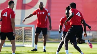 Dos bajas que se alargan y una ovación emotiva en el entrenamiento del Sevilla