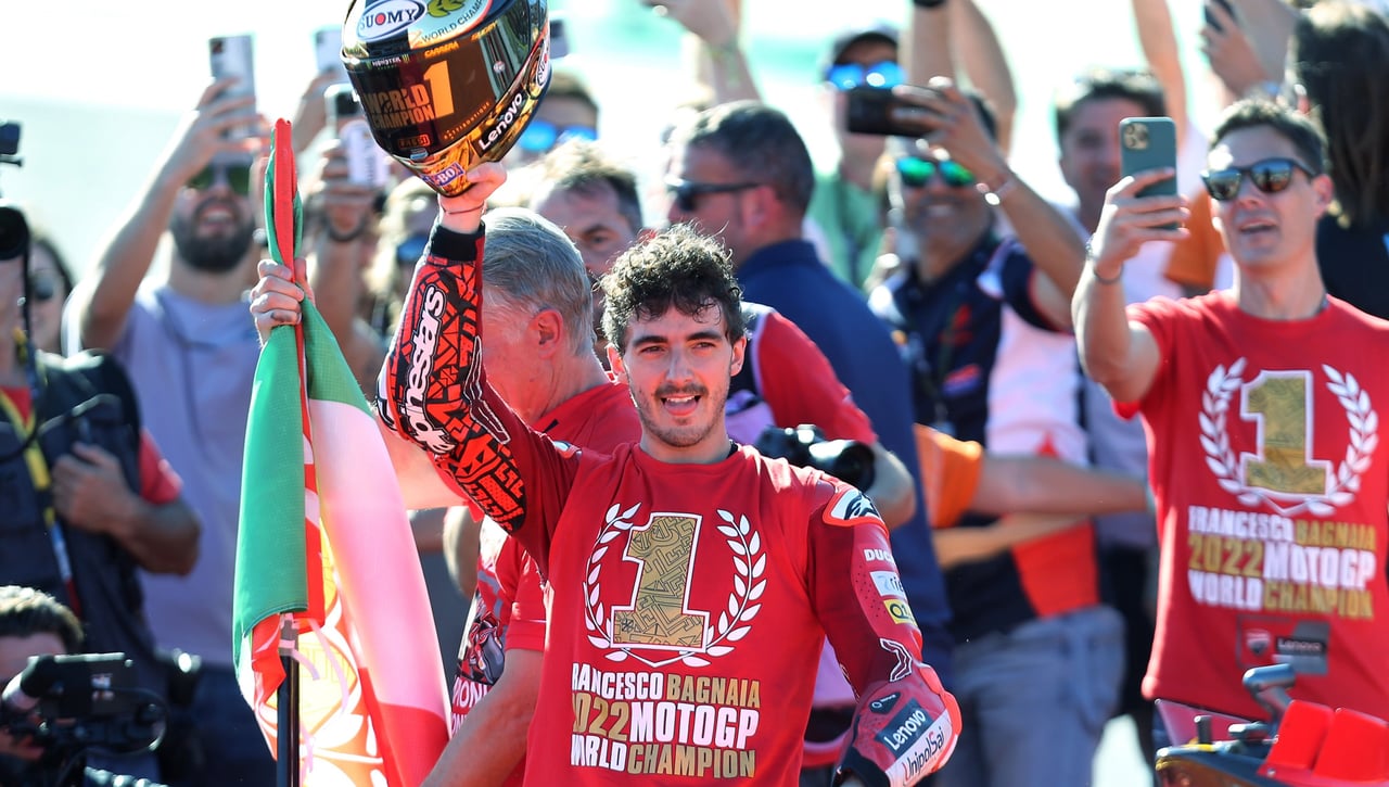 Rins, Acosta y Guevara firman dominio español; Bagnaia y Fernández campeones