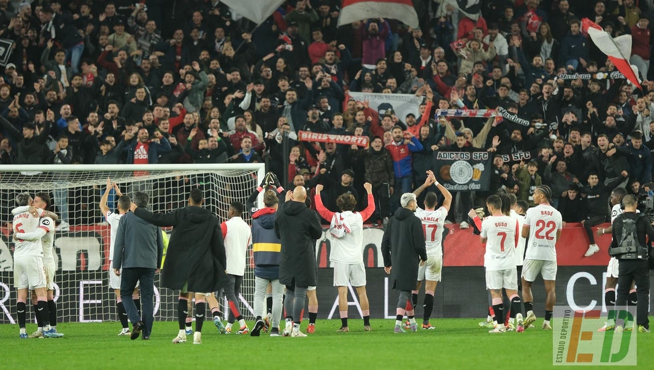 Las imágenes del ansiado reencuentro del Sevilla con la felicidad ante su afición