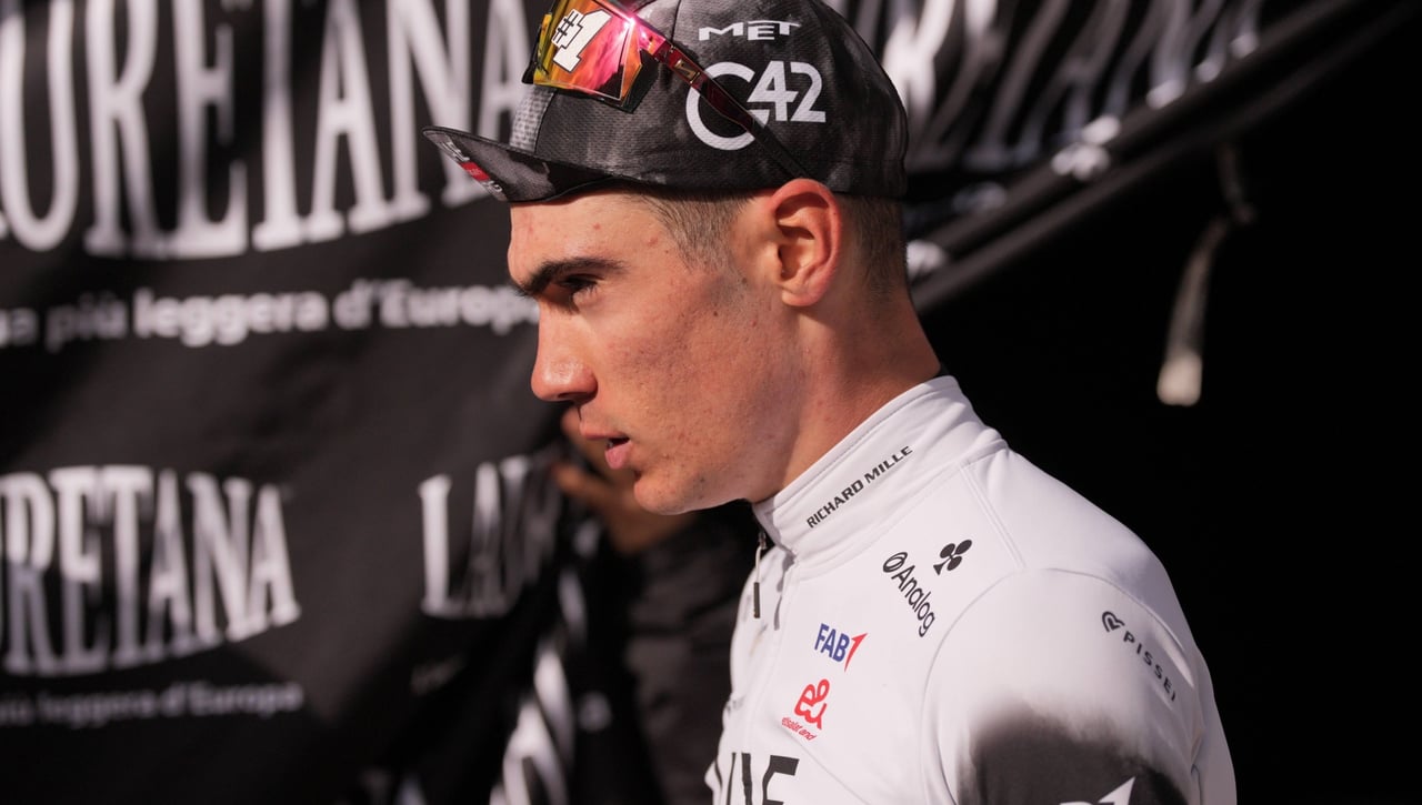 Una dura caída dispara la preocupación con Juan Ayuso en el Giro