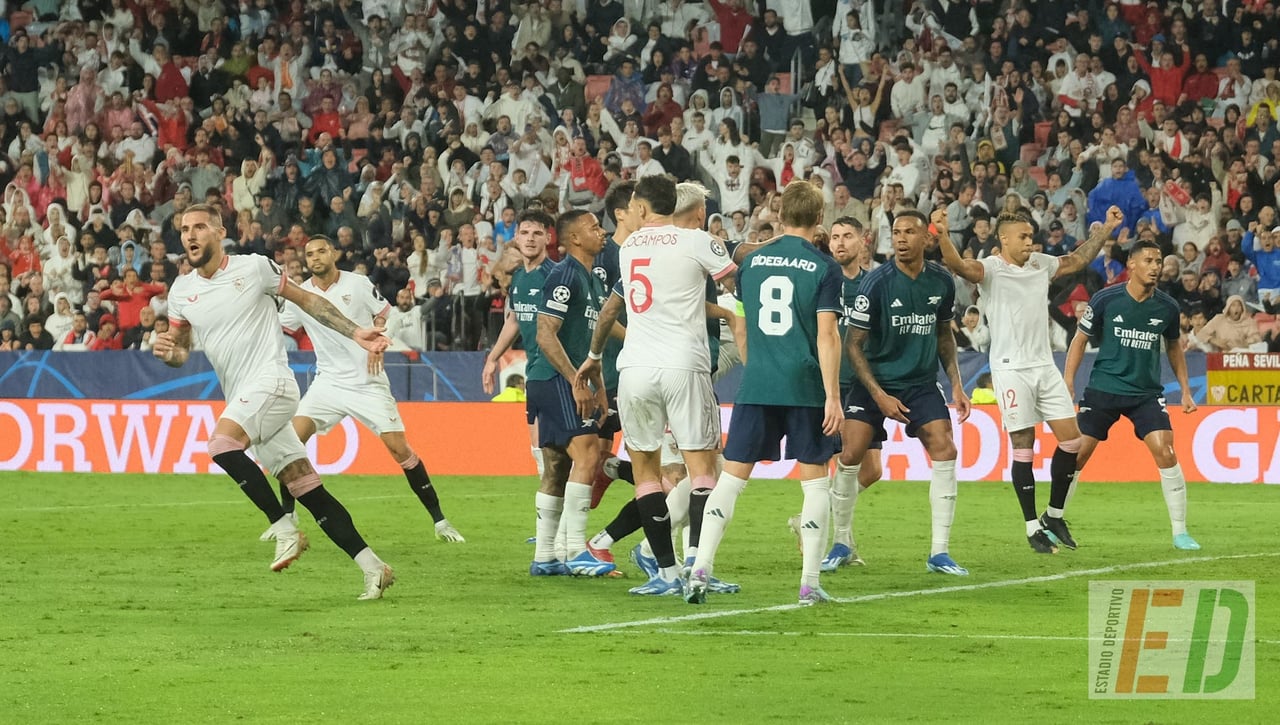 Las imágenes del Sevilla - Arsenal, una derrota que no evita que Castro y Gudelj aún crean