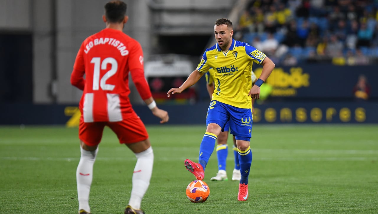 Cádiz 2-1 Almería: bastaron tres minutos contra nueve jugadores