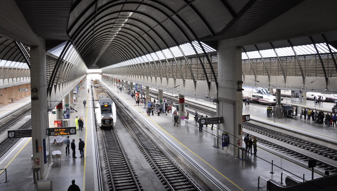Renfe toma medidas para espantar a los curiosos de la zona por donde entró Álvaro Prieto a las vías