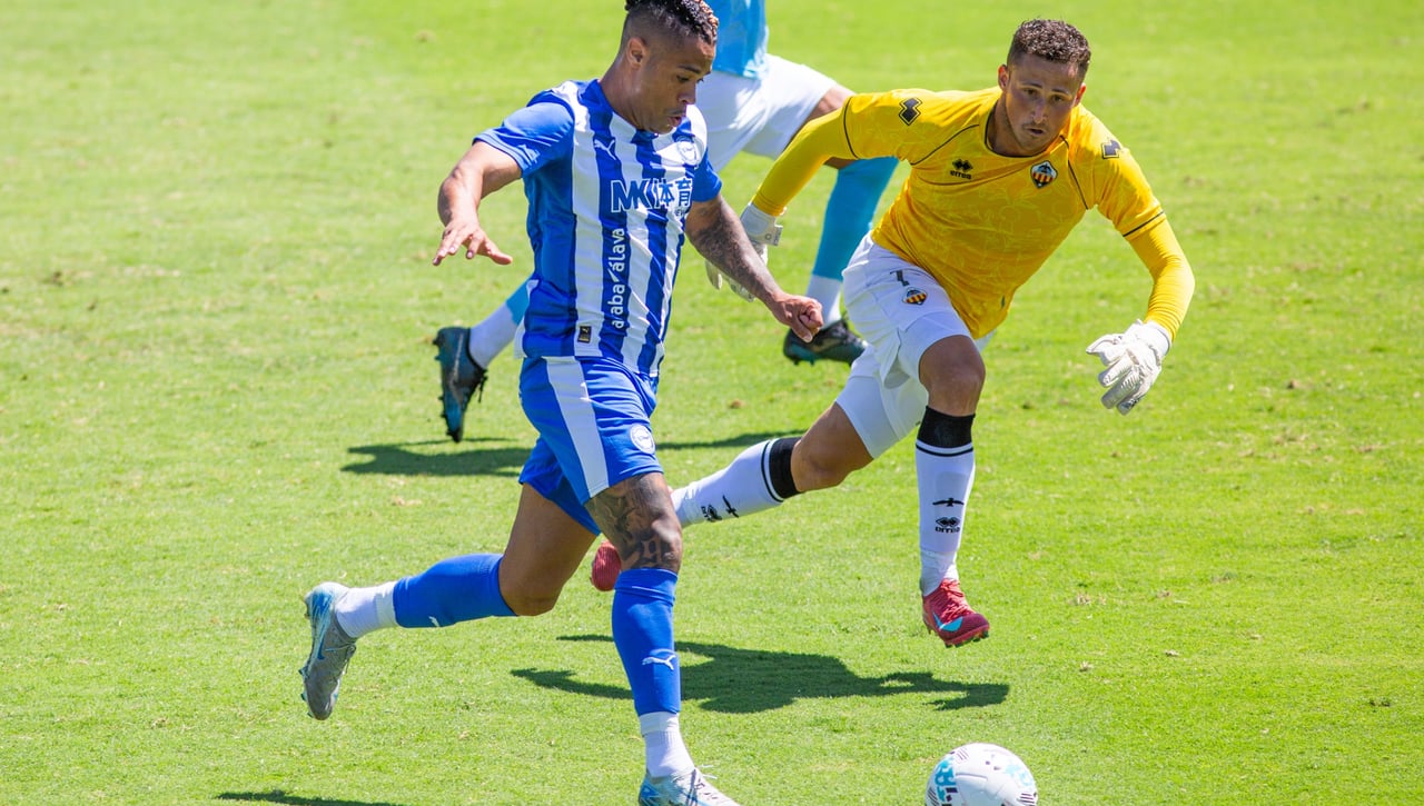 El Alavés ultima su delantera: dos años para Mariano y una salida para Villalibre