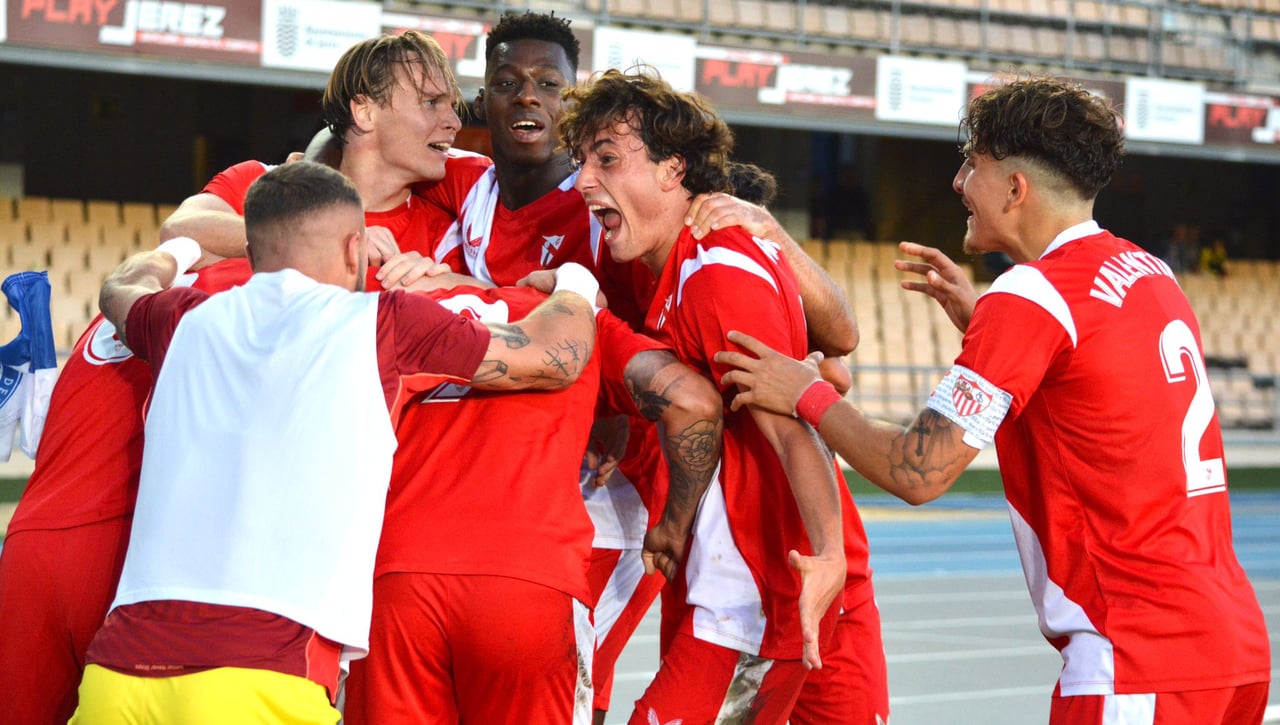 De la tensión a la celebración en el Sevilla Atlético: "Vamos a salvarnos seguro, lo vamos a conseguir"