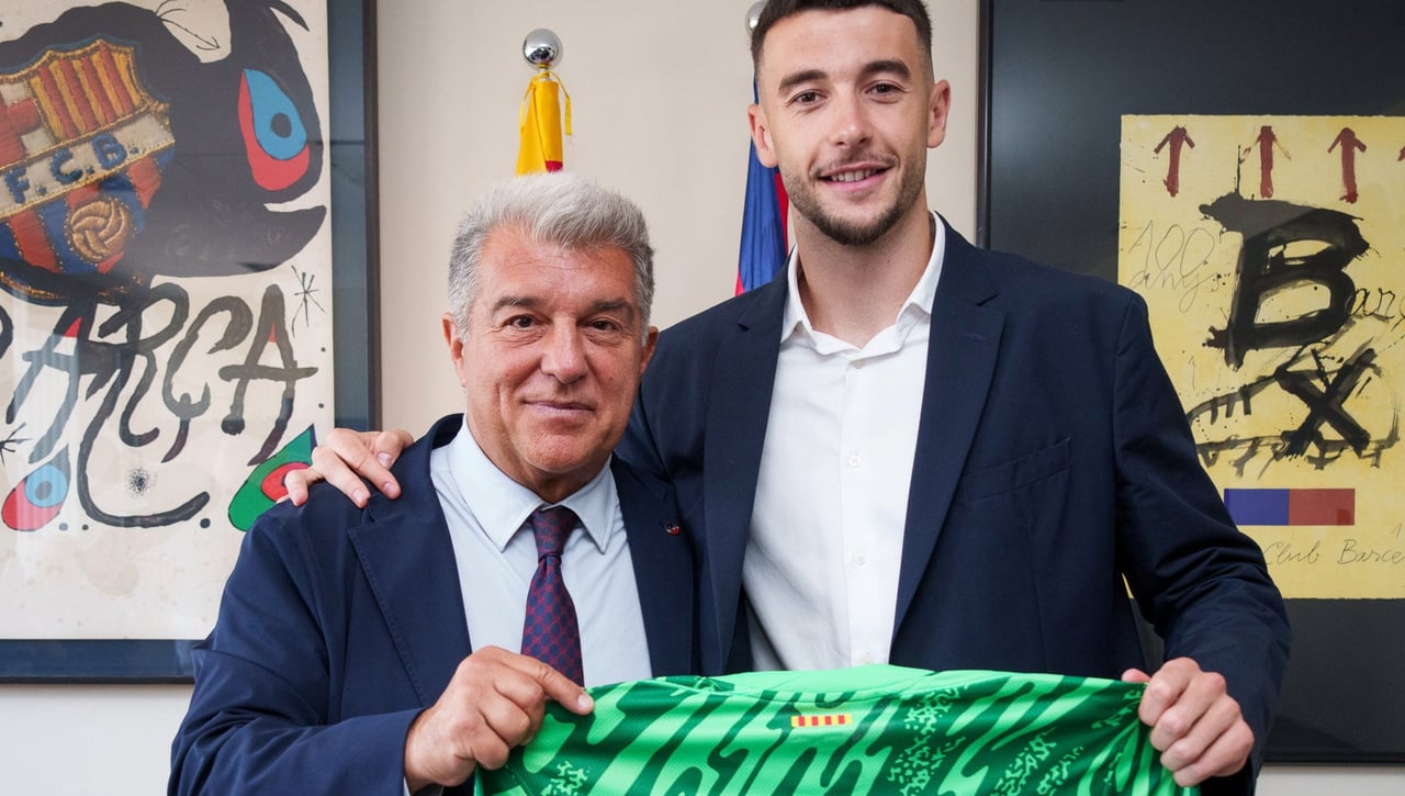 Joan García aterriza en un "proyecto ilusionante" y asegura que el nuevo Camp Nou es "impresionante"