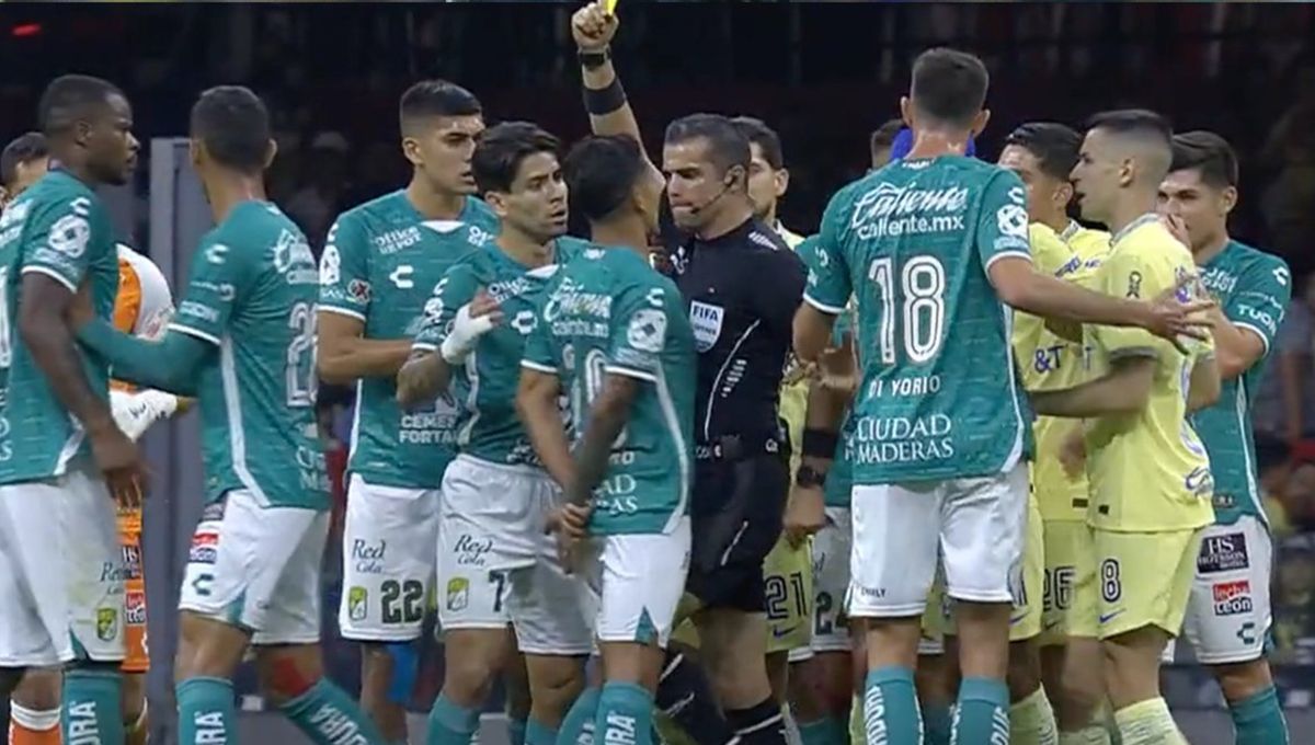 Un árbitro mexicano derriba a un jugador de Club León de un rodillazo en la entrepierna